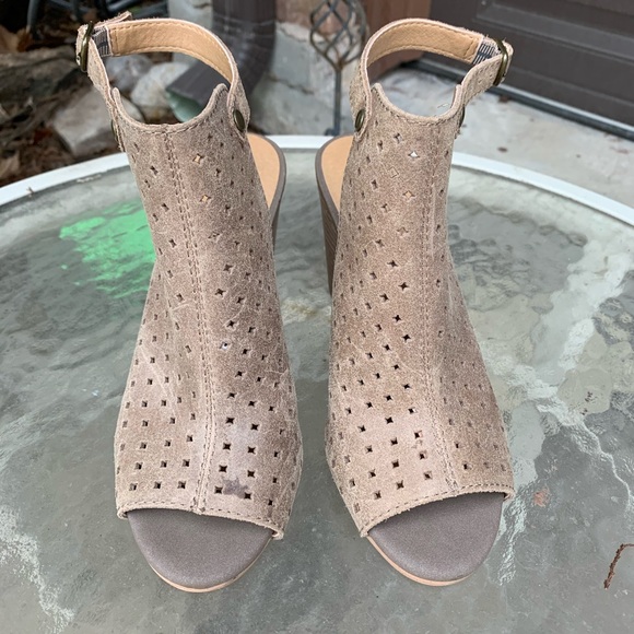 Lucky brand tan string back wedges size 7.5 - Picture 1 of 7